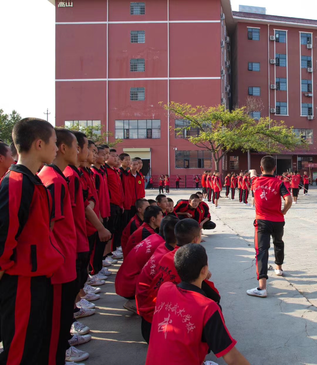 少林寺武術學校教練再跟學生交流