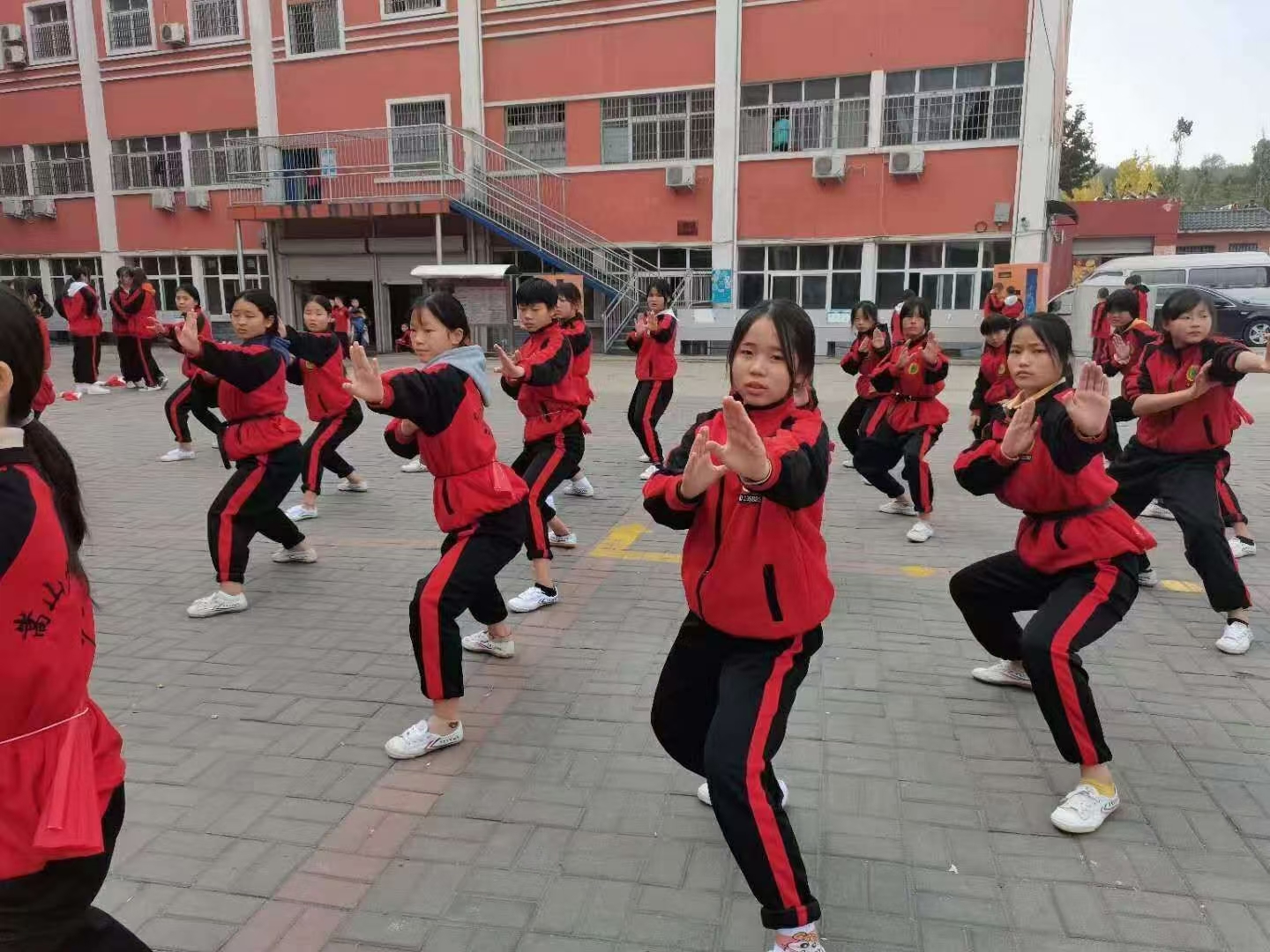 少林寺武術學校的學員在練習武術