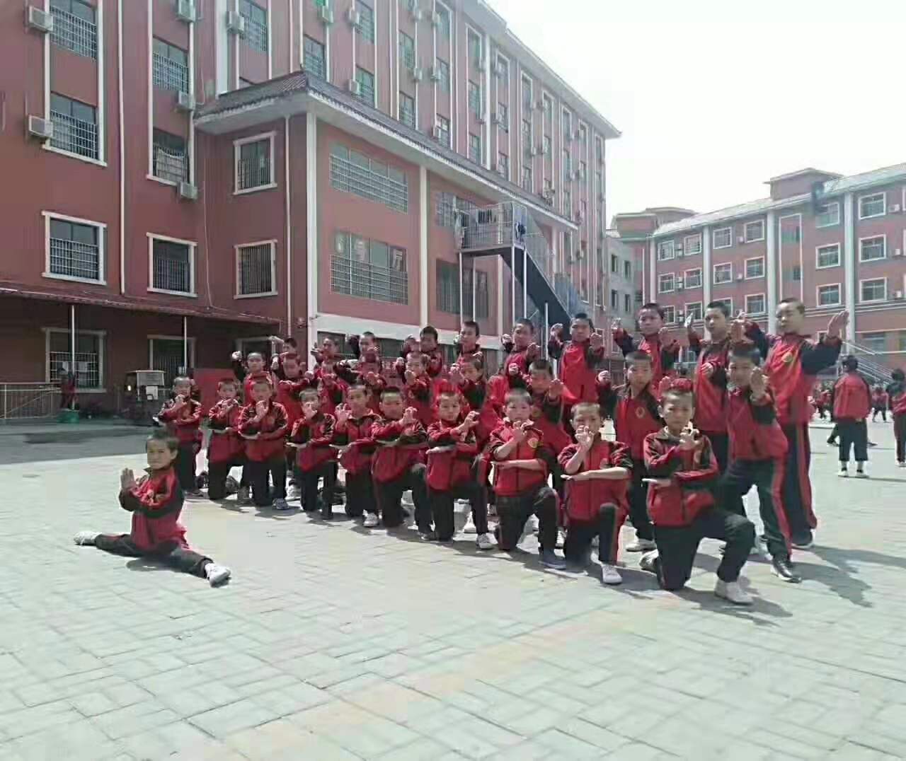 嵩山少林寺武術學校的學員在練習少林武術