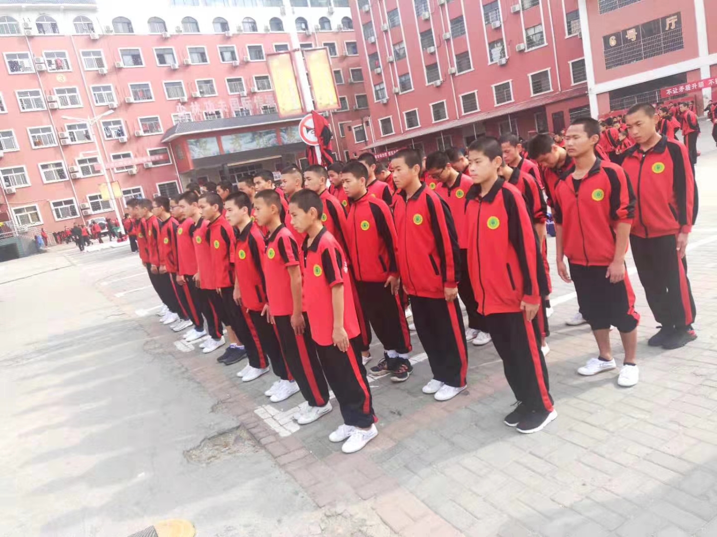 嵩山少林寺武術學校的學員在練習武術