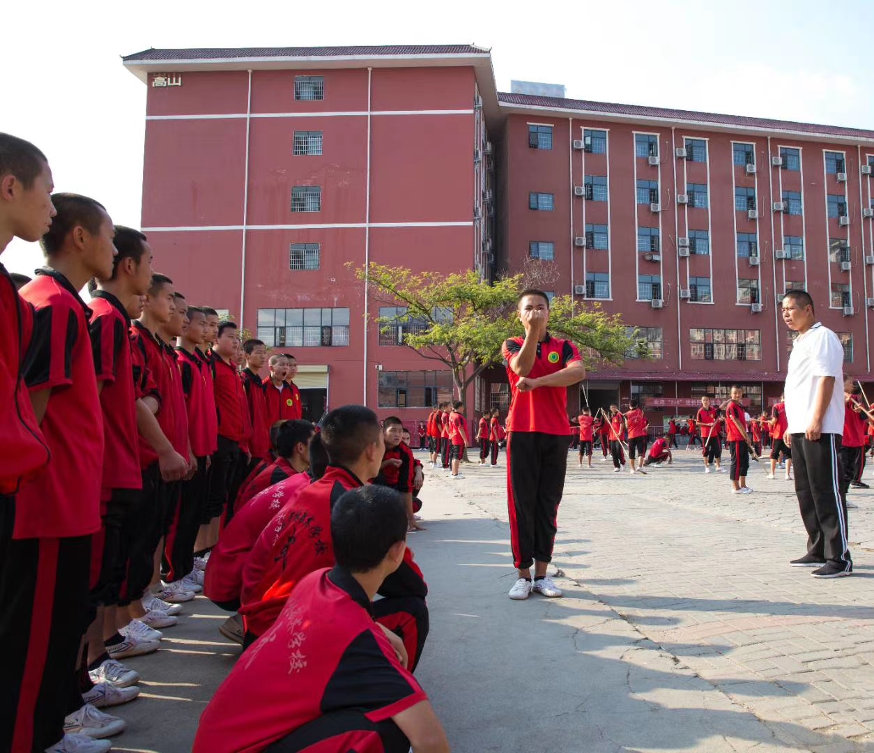 嵩山少林寺武術學校的學員在展示個人武藝
