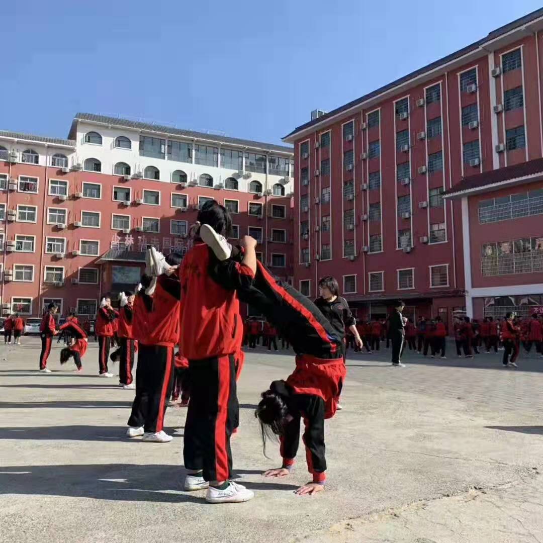 少林寺武校的學生正在練習武術