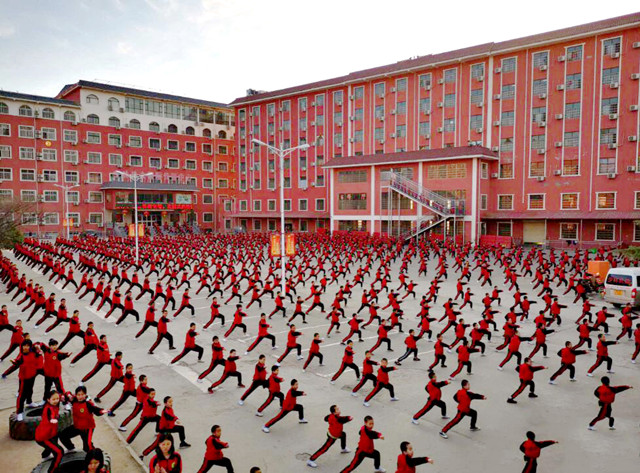 嵩山少林寺文武學校的學生在練習武術
