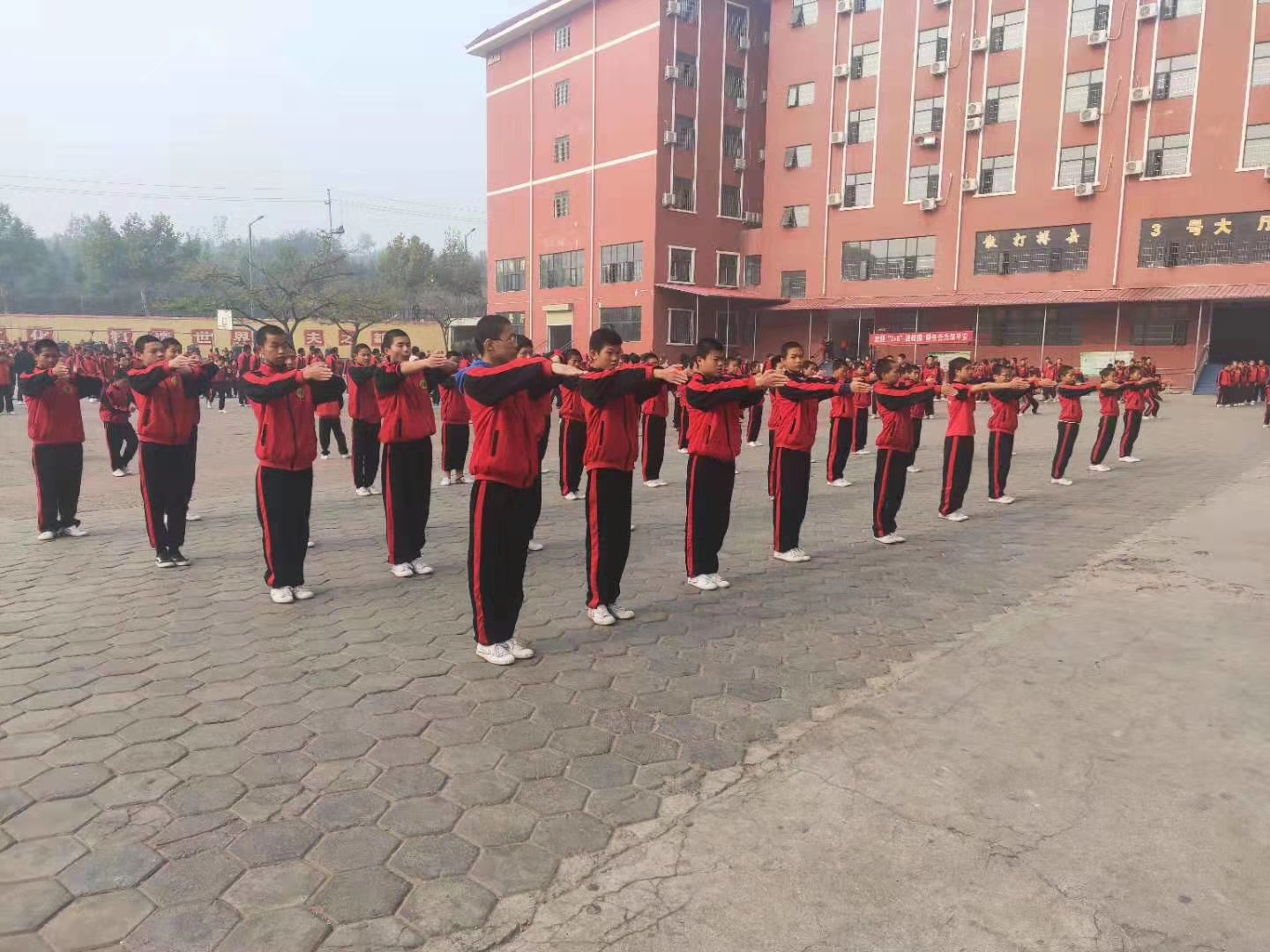 少林寺武術學校學生在開心地練習武術