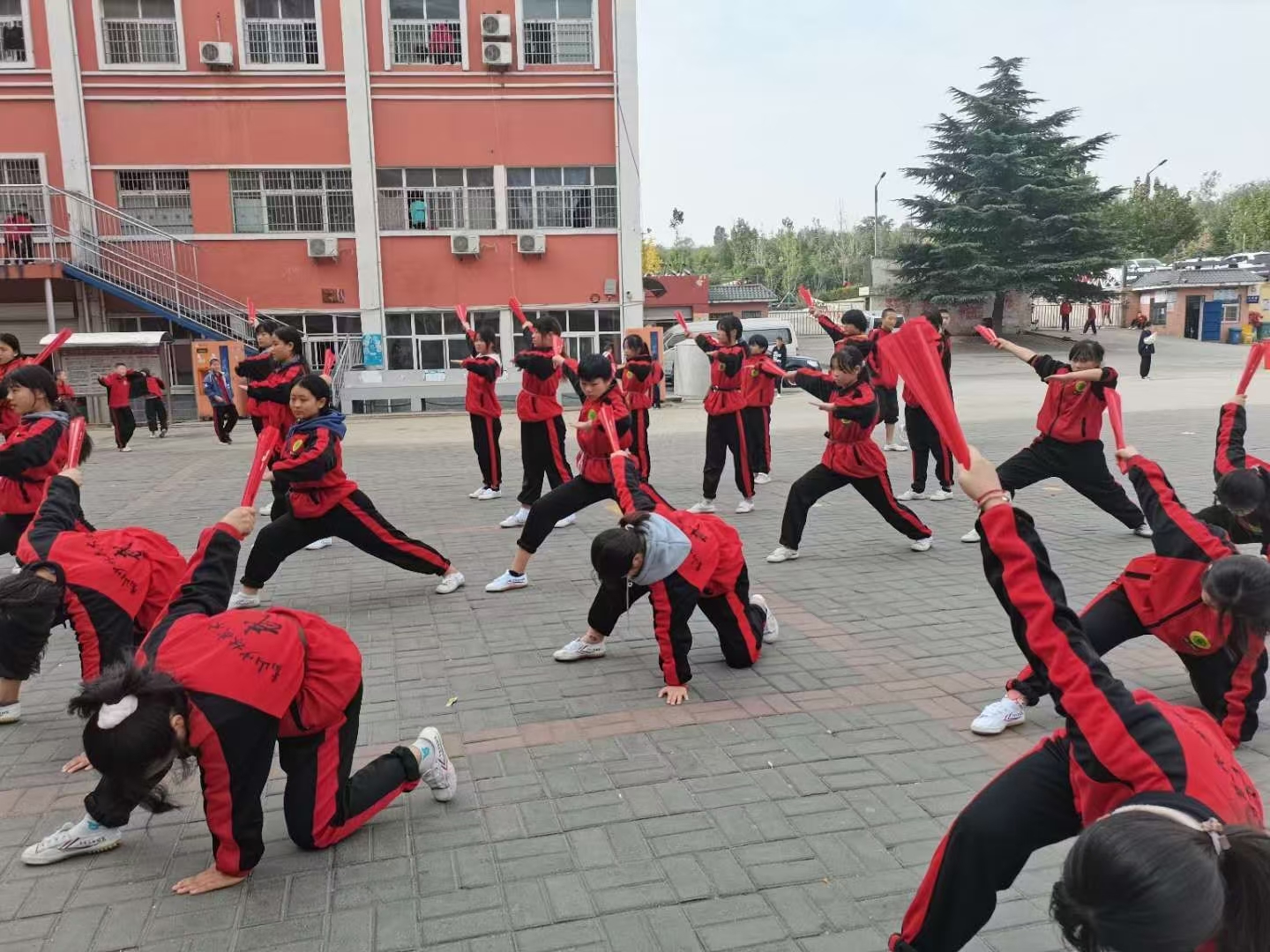 少林寺武術學校學生在聽教練指導