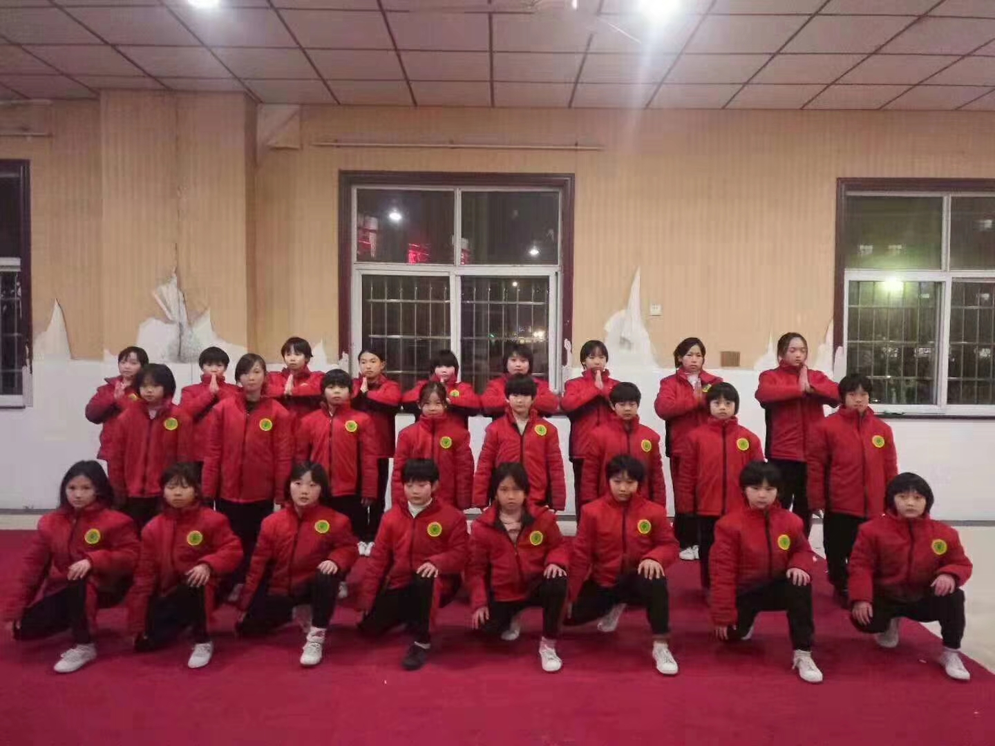 嵩山少林寺武術學校學生在操場上練習武術
